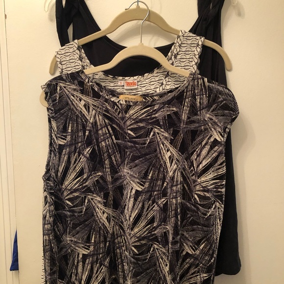 Bundle of 3 AMAZING & VERSATILE tank tops!! - Picture 1 of 14